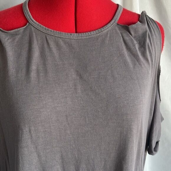 MM57 Design lab by lord & Taylor off the shoulder peek a boo shoulder shirt - Picture 2 of 10